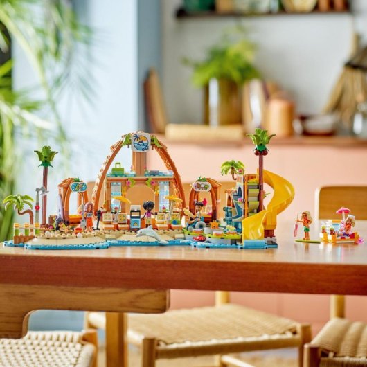 LEGO Friends 42673 Familien-Urlaubshotel-Set, 1140 Teile, 6 Spielfiguren und Zubehör