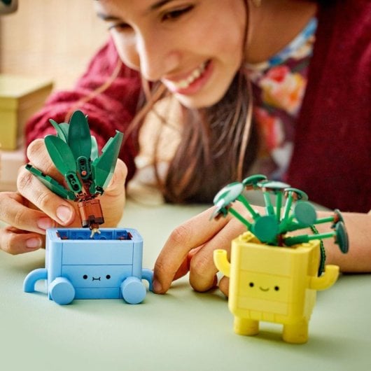 LEGO Botanicals 10349 Happy Plants Bauset – 217 Teile mit austauschbaren Gesichtstöpfen