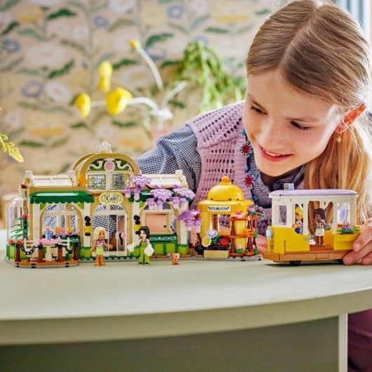 Conjunto de Construção LEGO Friends 42671 Café Botânico com 1.138 Peças, Florista e Eléctrico