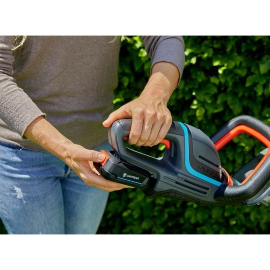 Aparador de sebes Gardena ComfortCut 60/18 V P4A 60 cm ErgoLine LED com cabo 3,6 kg, preto