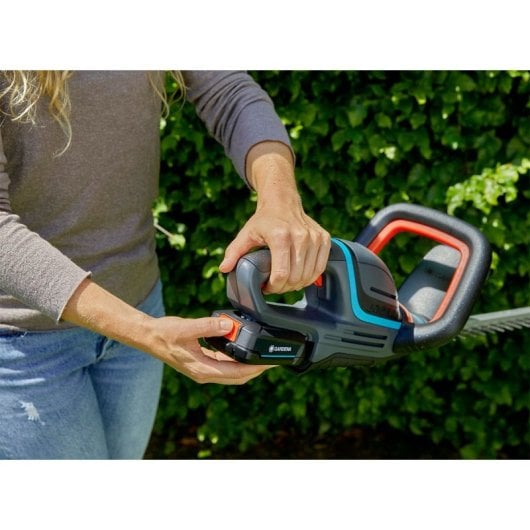 Aparador de sebes Gardena ComfortCut 60/18 V P4A 60 cm ErgoLine LED com cabo 3,6 kg, preto