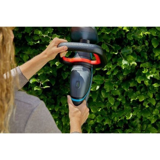 Aparador de sebes Gardena ComfortCut 60/18 V P4A 60 cm ErgoLine LED com cabo 3,6 kg, preto