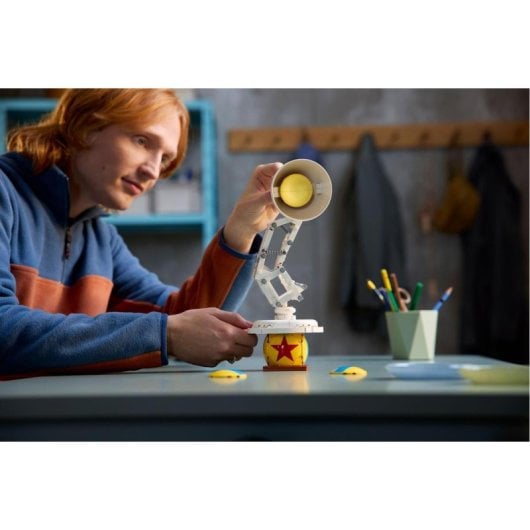 Conjunto de exposição articulada LEGO Ideas Disney Pixar Luxo Jr. com 613 peças para adultos