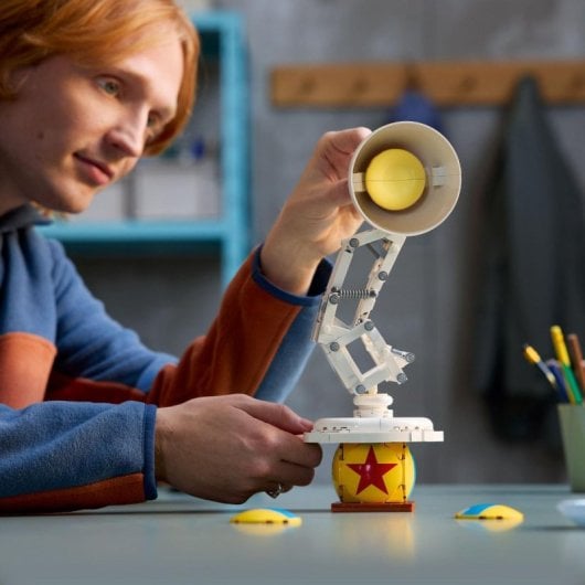 Conjunto de exposição articulada LEGO Ideas Disney Pixar Luxo Jr. com 613 peças para adultos