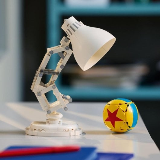 Conjunto de exposição articulada LEGO Ideas Disney Pixar Luxo Jr. com 613 peças para adultos