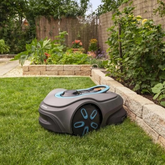 Corta-relva robótico Gardena Smart SILENO Free 800 m², cinzento, com tecnologia sem perímetro e GNSS, disco duplo