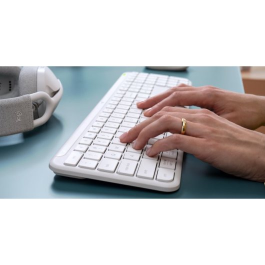 Teclado de tijera Logitech Signature Slim K950 Layout ES inalámbrico retroiluminado blanco