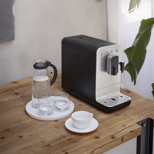 Cafetera Superautomática Smeg BCC12BLMEU 1.4L 19 bar molinillo integrado múltiples bebidas