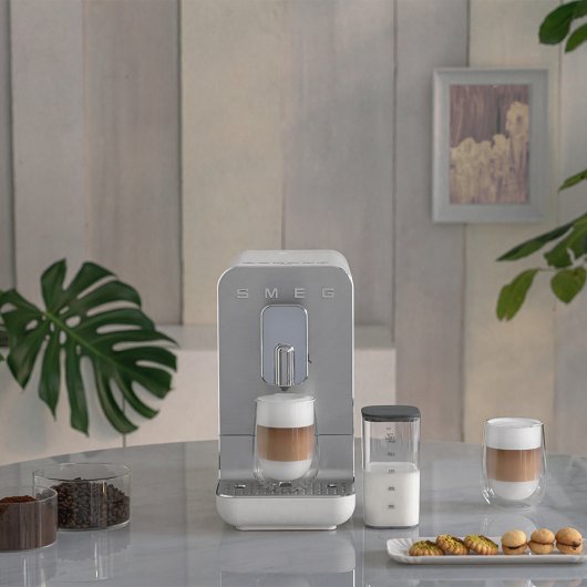 Cafeteira Superautomática Smeg BCC13WHMEU 1.4L 19 bar 1350 W com moinho integrado