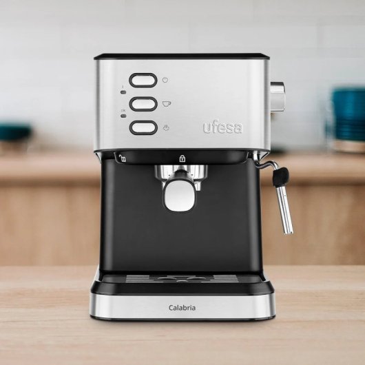 Macchina per caffè espresso Ufesa Calabria da 1,5 l e 20 bar in acciaio inox con vaporizzatore e scaldatazze