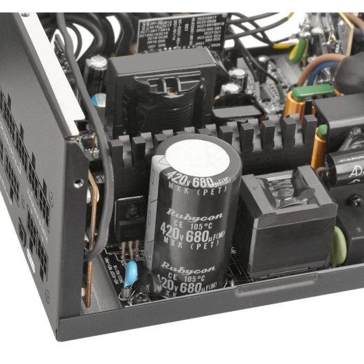 Fuente de Alimentación Thermaltake 750W Certificación 80 Plus Gold Toughpower GF3 ARGB 750W Gestión de cables y 5 PCIe