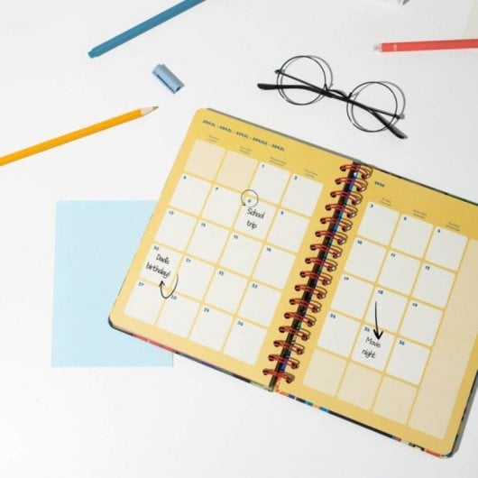 Agenda escolar A5 Multilingüe Tapa dura Wire-O 12 meses, marcapáginas, pegatinas