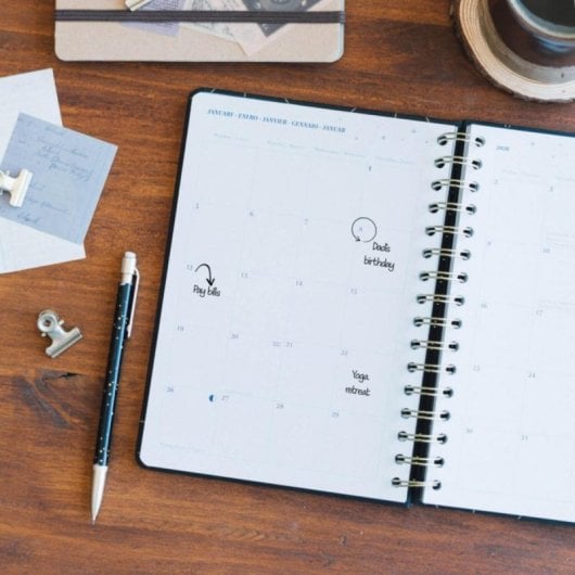 Schulagenda Wire-O A5 Hardcover mit Lesezeichen und personalisierten Stickern Schulagenda Wire-O A5 Hardcover mit Lesezeichen und personalisierten Stickern