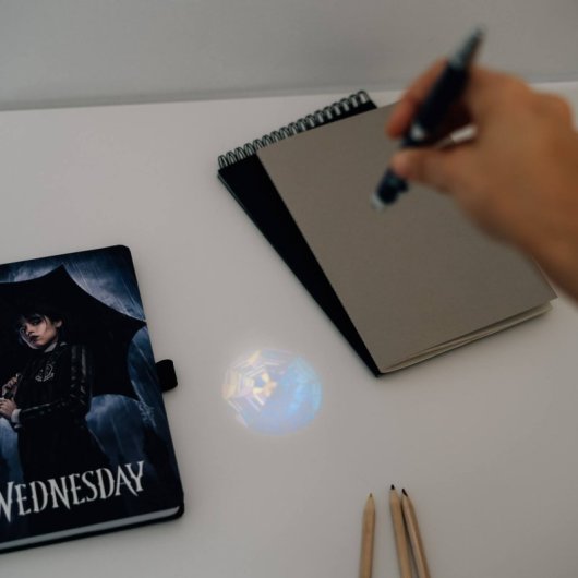 Carnet de notes A5 Premium Wednesday avec stylo projecteur