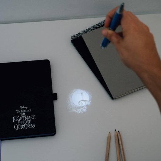 Premium-Notizbuch „Nightmare Before Christmas“ im A5-Format mit Projektorstift