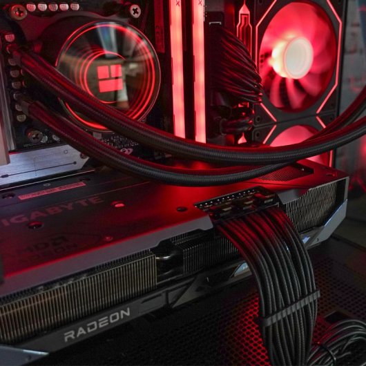 PCM Aeon Rx-6 AMD Ryzen 7 7700X/32GB/1TB SSD/RX 9060 XT 16gb + Windows 11 Pro