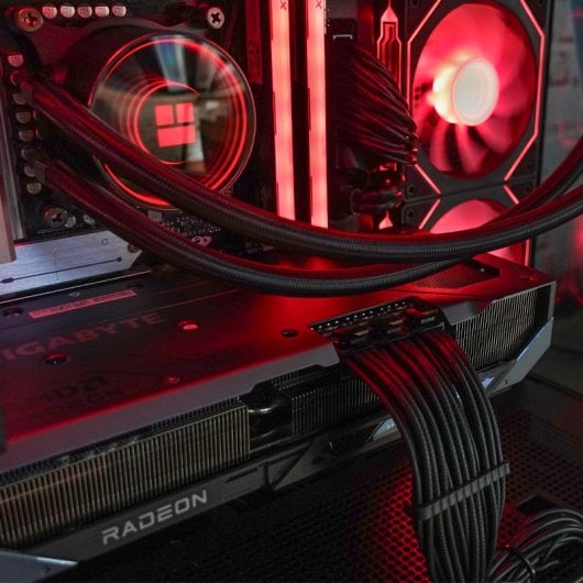 PCM Aeon Rx-8 AMD Ryzen 7 7700X/32GB/2TB SSD/RX 9070 XT 16gb + Windows 11 Pro