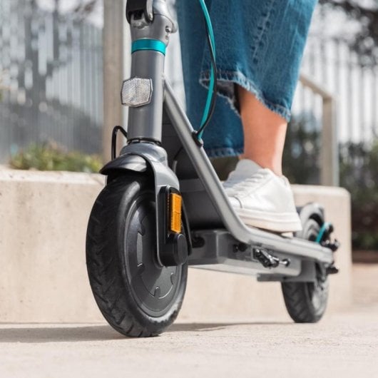 Scooter elétrica Cecotec Bongo D20 630W com autonomia de 20 km e jantes pretas de 8,5"