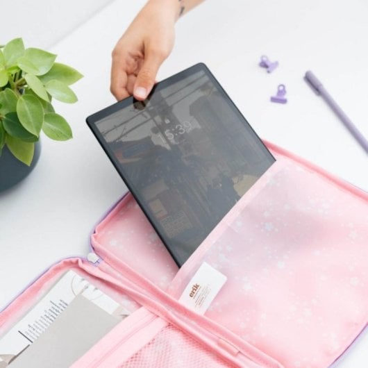 Capa para tablet Pusheen Moments com proteção em poliéster e design exclusivo