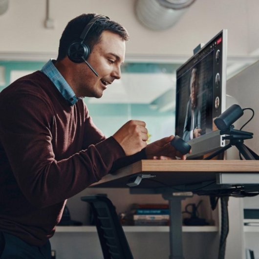 Poly Voyager Focus 2 Headset Bluetooth e USB-C/A com Base de Carga Preto