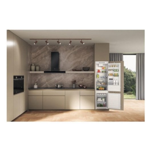 Frigorífico Whirlpool Combi 193.5cm 228L E Branco Integrado LED