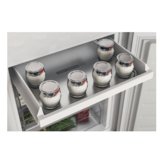 Frigorífico Whirlpool Combi 193.5cm 228L E Branco Integrado LED