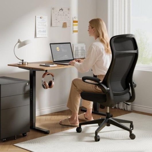 Silla ergonómica SENSE7 REVO con respaldo de malla, reposabrazos abatibles y base robusta