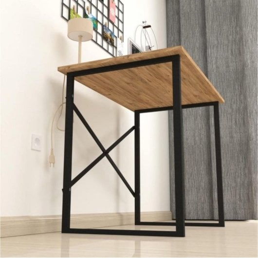 Escritorio Orce diseño compacto en MDF y metal con estructura X y amplia superficie