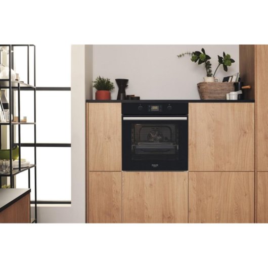 Forno elétrico Hotpoint FA-2841-JHBL/HA 71L Preto com multifluxo e autolimpeza hidrolítica