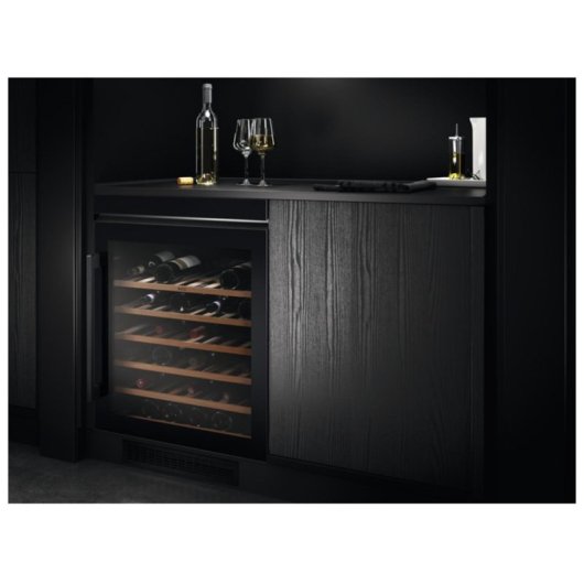 AEG AWUS052B5B Cave de Vinho Integrada 52 Garrafas 6 Prateleiras Madeira/Preto