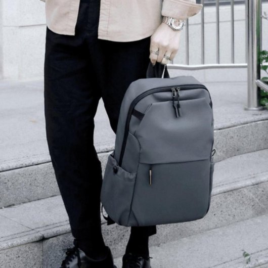 Mochila para portátil 15.6" gris repelente al agua con puerto USB y doble compartimento