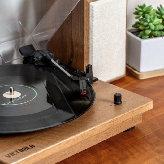 Tocadiscos Bluetooth Victrola VM-135-OAK-INT, 3 Velocidades, Madera, Altavoces Estéreo, RCA, 20W RMS