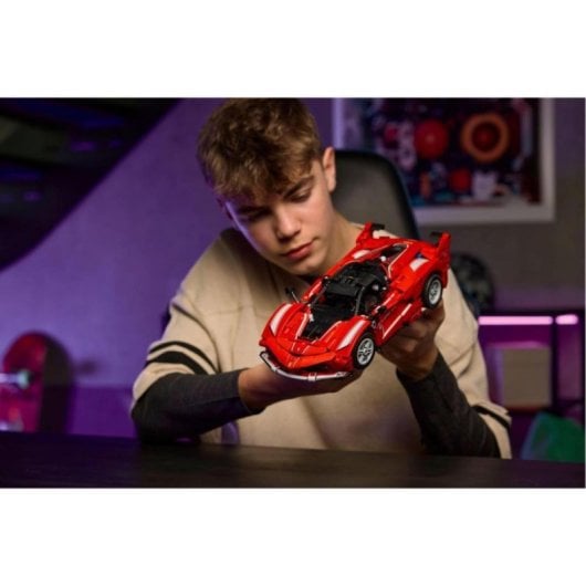 Maqueta LEGO Technic Ferrari FXX K 897 piezas Puertas mariposa Motor V12 STEM Rojo