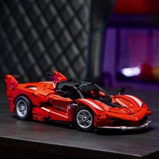Maqueta LEGO Technic Ferrari FXX K 897 piezas Puertas mariposa Motor V12 STEM Rojo