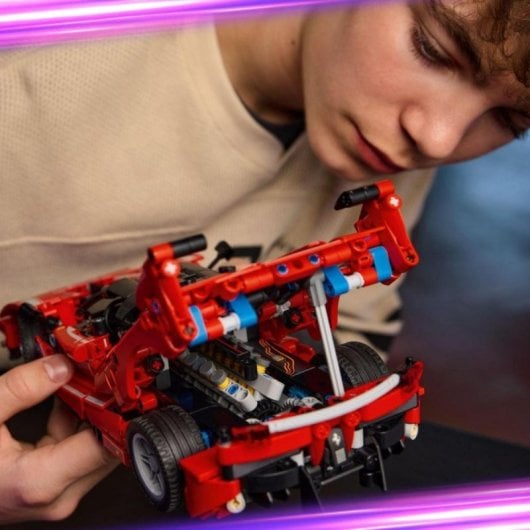 Maqueta LEGO Technic Ferrari FXX K 897 piezas Puertas mariposa Motor V12 STEM Rojo