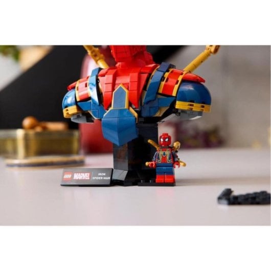 Busto LEGO Marvel 76326 Iron Spider-Man con minifigura articulada para exposición