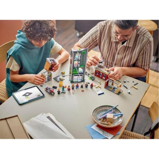 Conjunto Lego Marvel Spider-Man vs Oscorp 808 peças 8 minifiguras Edificios Urbanos