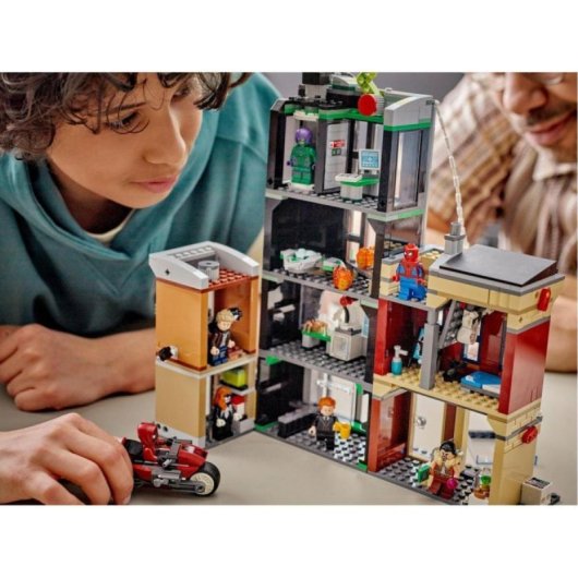 Conjunto Lego Marvel Spider-Man vs Oscorp 808 peças 8 minifiguras Edificios Urbanos