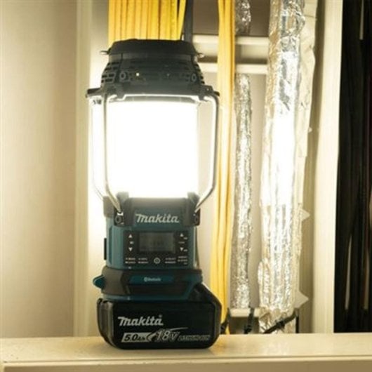 Linterna Makita DMR056 Azul con radio FM/AM/DAB+, 4 modos de luz, USB y IP65