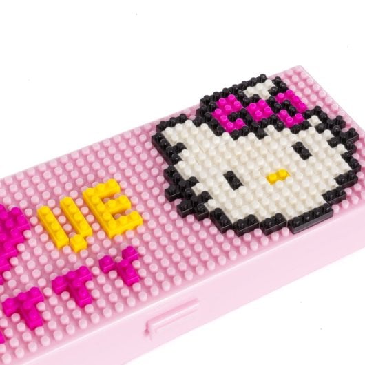 Astuccio per bambini a tema gatto. La parte anteriore presenta elementi rimovibili per personalizzare il design.