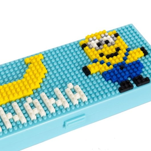 Federmäppchen für Kinder im Bananen-Design. Die Vorderseite verfügt über abnehmbare Teile zur individuellen Gestaltung.