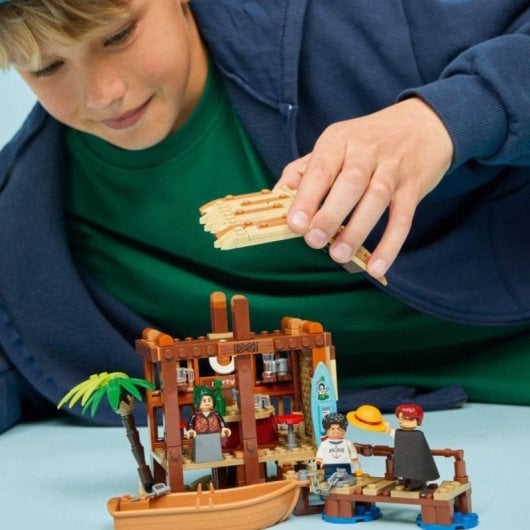 Set de Construcción LEGO ONE PIECE Cabaña del Pueblo Molino 299 Piezas Minifiguras Luffy Shanks Makino