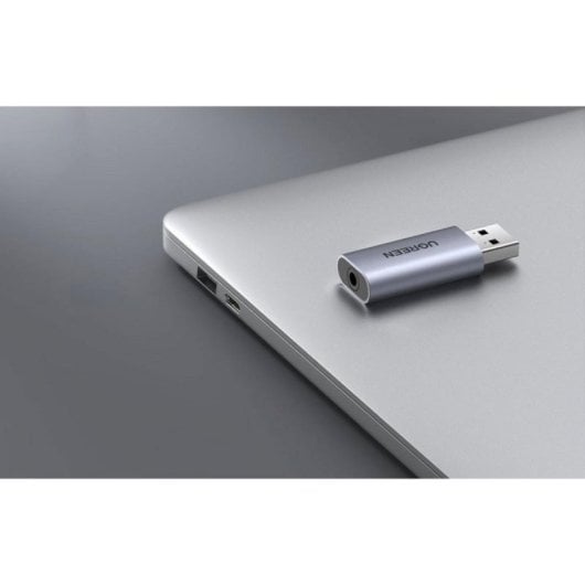 Adattatore USB Ugreen CM383 audio jack 3,5 mm con scocca in alluminio e tecnologia C-Media IC
