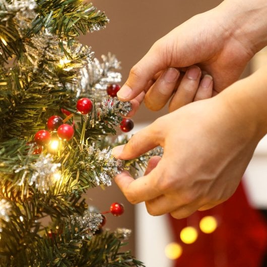 Homcom Árbol De Navidad Estrecho 180 Cm Con Luces Led Ramas Piñas Y Soporte