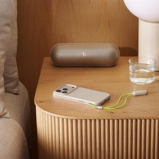 Beats Kickstand mit MagSafe und Kamerasteuerung für iPhone 17 Pro, Granite Grey, Polycarbonat, Mikrofaser, MagSafe-kompatibel, Tischständer, Anti-Fingerprint-Oberfläche, Fallschutz, kabelloses Laden