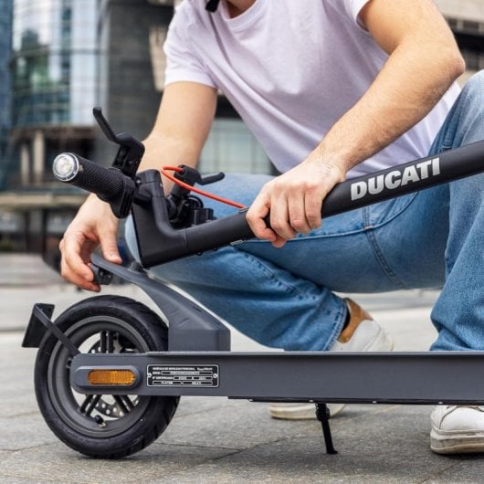 Patinete eléctrico Ducati 25 km/h 30 km de autonomía 350 W plegable con pantalla LED y Bluetooth