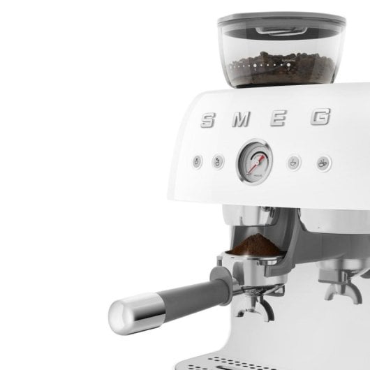 Cafetera Manual Smeg EGF03WHEU 2,4 L 20 bar con molinillo integrado, doble caldera y pantalla analógica
