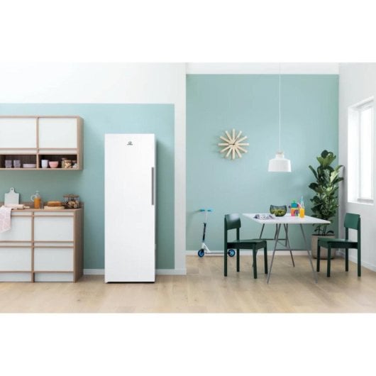 Congelador Indesit UI8 F2C W vertical libre instalación 263 L No Frost blanco
