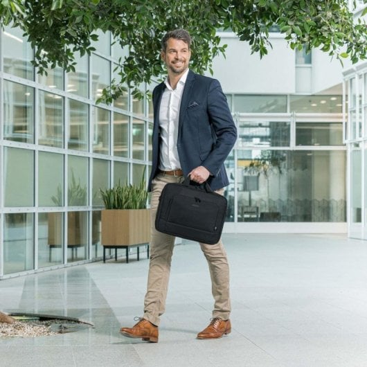 Maletín DICOTA Eco Top Traveller BASE 17.3" Negro Poliéster Reciclado y Asa de Hombro