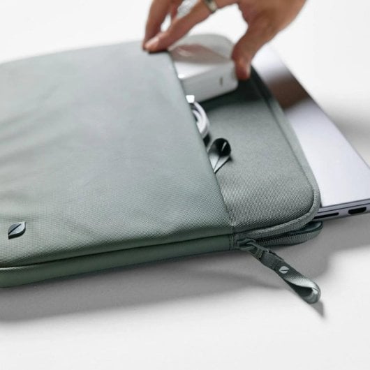 Funda Incase ARC Sleeve ReSpun Green 14" poliéster reciclado resistente agua